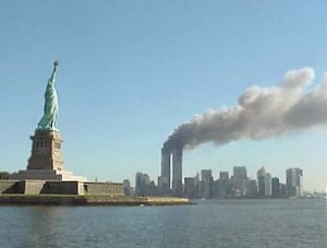 Blick auf Manhattan am 9/11 Quelle: National Park Service Lizenz: Public Domain Das Original findet sich hier.
