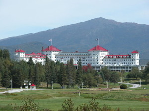 Das Mount Washington Hotel in Bretton Woods, in dem 1944 die Gründung des Internationalen Währungsfonds beschossen wurde. Autor: Sven Klippel (2003) Lizenz:  Creative Commons Attribution-Share Alike 2.5 Generic Die Originaldate findet sich hier.