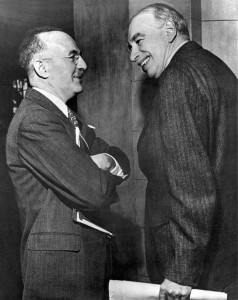 Harry Dexter White (r.) und John Maynard Keynes (l.) 1946; zwei führende Architekten der Nachkriegsarchitektur der Finanzmärkte Quelle & Autor: International Monetary Fund Lizenz: Public Domain Die Originaldatei finde sich hier.